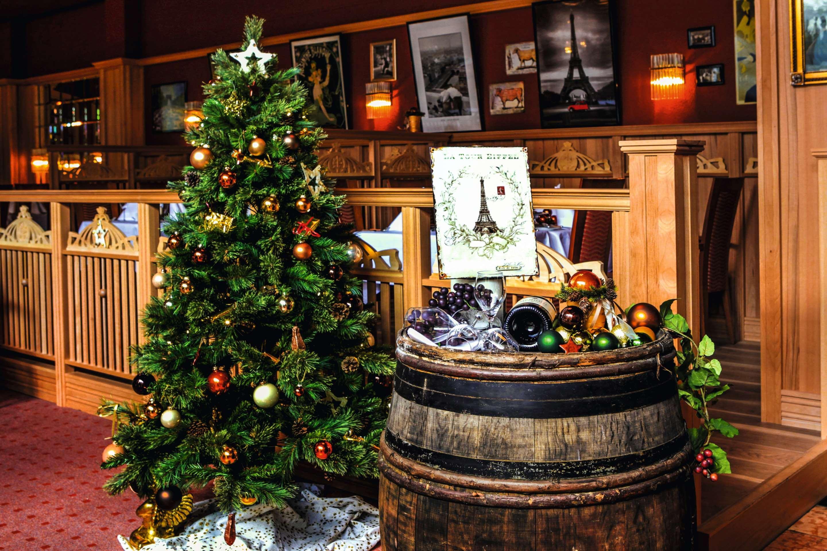 Steigenberger Hotel & Spa Bad Pyrmont Exterior photo Christmas tree at the entrance of the wine museum